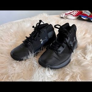 Underarmour black basketball shoe